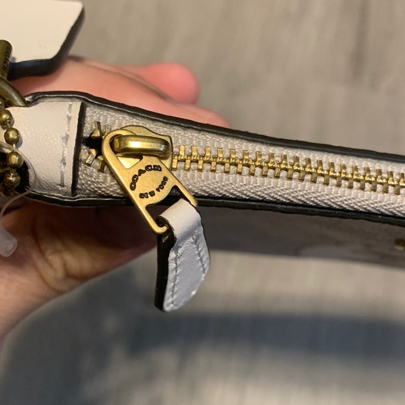 Coach Limited Edition NWOT Ivory/ Beige Corner Zip Wristlet with Snowman Motif - Picture 5 of 9